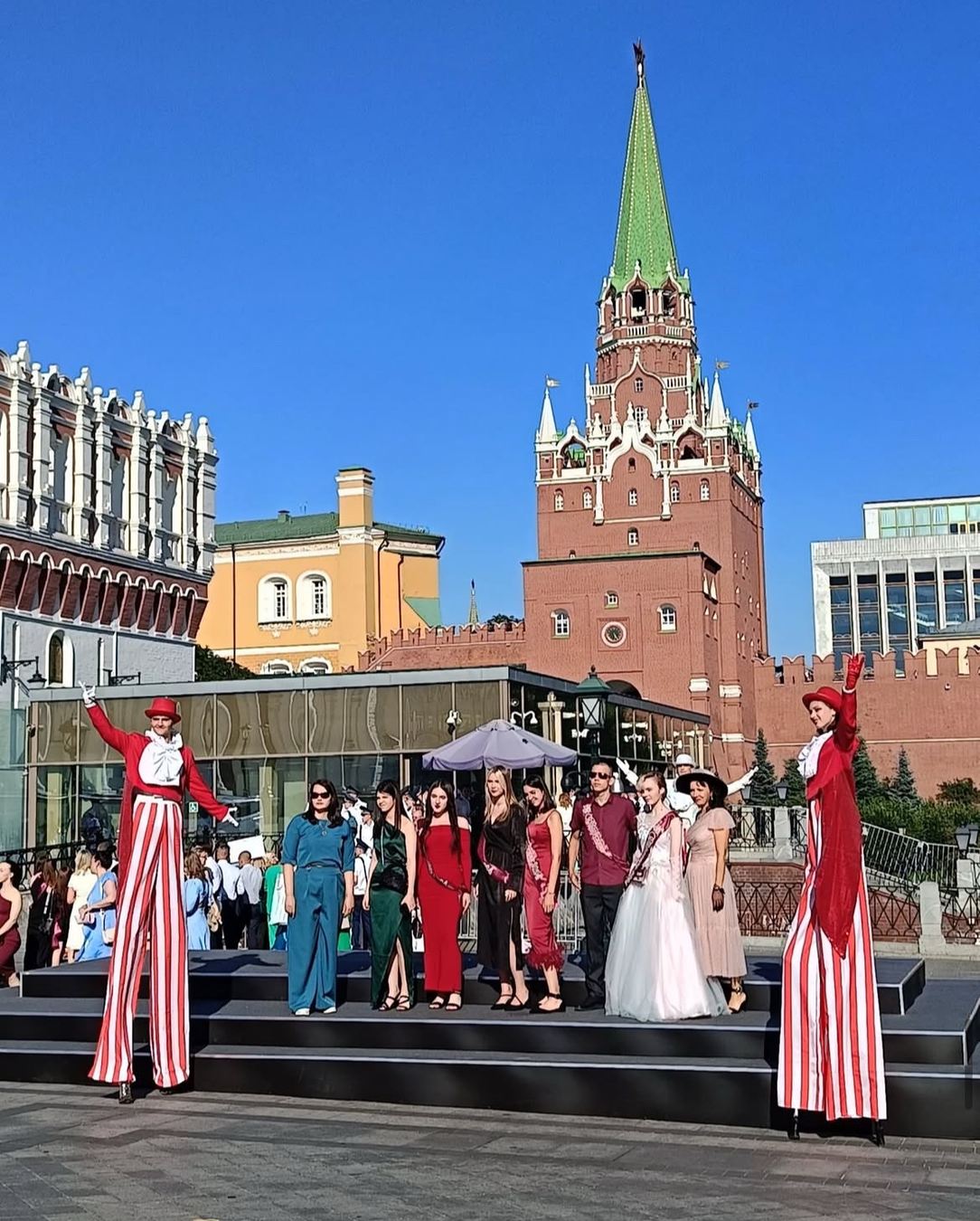 Ходулисты на мероприятии у Кремля